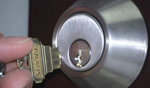 Royal Locksmith Store Deal, NJ 732-307-0091 - key-broke-in-lock
